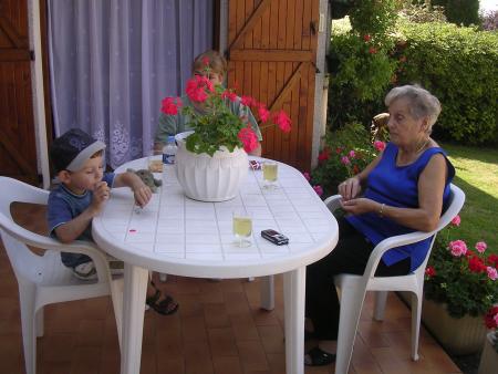 bon allez on oublie tout autour du pot de l amitié  avec ma mamie et ma mémé