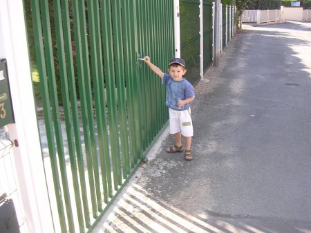 tien je vais allez me caché  la chez le voisin